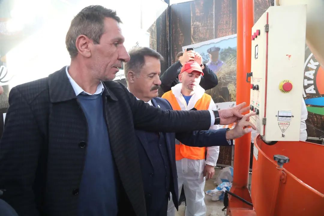 atakumbeltr's tweet photo. Samsun’da bir ilke imza atarak açtığımız Halk Yem Evi'nde, 2 yılda 600 ton yem kırma ve karıştırma işlemini ücretsiz gerçekleştirdik.

Artan yem maliyetleri karşısında çiftçimizi koruyabilmek için, Halk Yem Evi'nin ikincisini Alanlı Mahallesi'nde açtık. Halkımıza hayırlı olsun.✊ https://t.co/zgfCbMzRK4