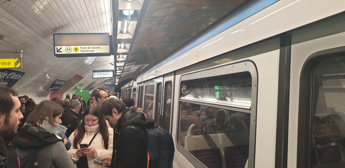 Toujours un plaisir de voyager avec la #RATP. Aujourd'hui au menu, une panne de signalisation (la fameuse). "Tout le monde descend !", démerdez-vous pour aller bosser. Bientôt 90€ le pass Navigo pour vivre toutes ces aventures, un cadeau ! #paris #metro