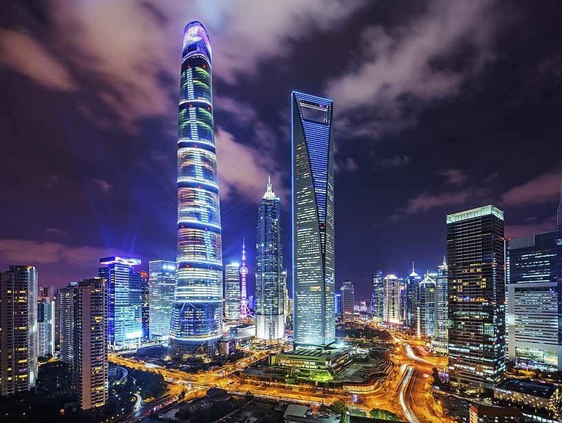 Bash_Mimar's tweet photo. .
#مدن_مستقبلية

شانغهاي، الصين
أحد المراكز الاقتصادية الرئيسية في الصين وذات نمو سكاني سريع (حاليا ٢٤مليون نسمة)، وبالتالي انعكست هذه الثروة على عمارة وعمران المدينة والتي تضم أطول مجموعة ناطحات سحاب في العالم.. أحدها برج شنغهاي الأطول في الصين وحاليا الثالث عالميا بارتفاع ٦٣٢م https://t.co/BzJGHWmkjD