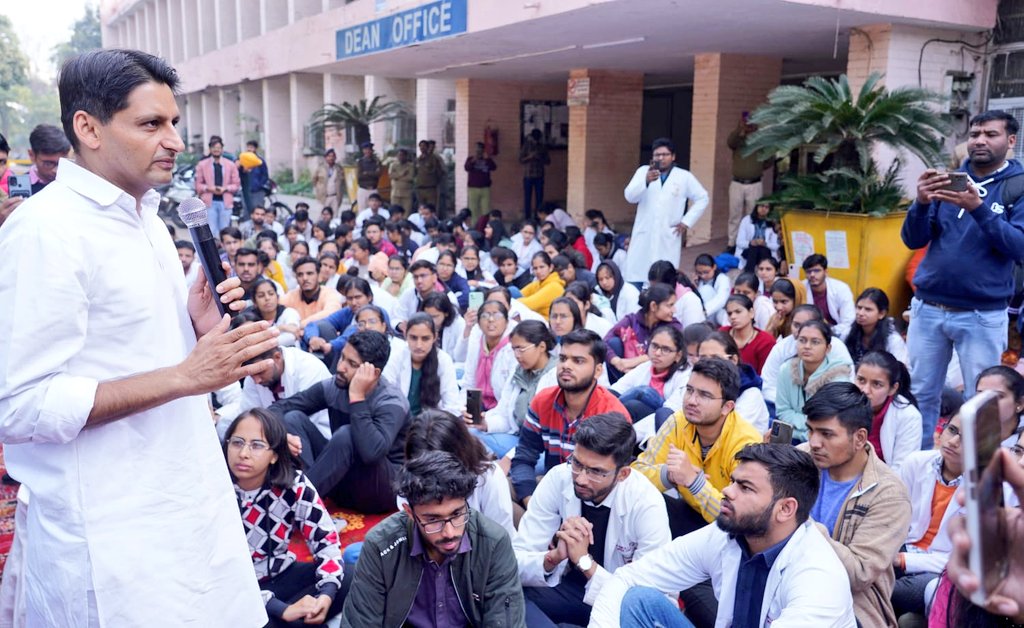 DeependerSHooda's tweet photo. आज PGI रोहतक में बॉन्ड पॉलिसी के खिलाफ आंदोलनरत मेडिकल छात्रों के धरने पर पहुंच पुनः उनकी मांगों का समर्थन किया।

ये बॉन्ड नहीं सरकारी लूट है। आगामी संसद सत्र के पहले ही दिन सदन में मेडिकल छात्रों की आवाज गूँजेगी व हरियाणा विधानसभा में भी कांग्रेस पार्टी काम रोको प्रस्ताव लायेगी। https://t.co/aRW9XmnIQC