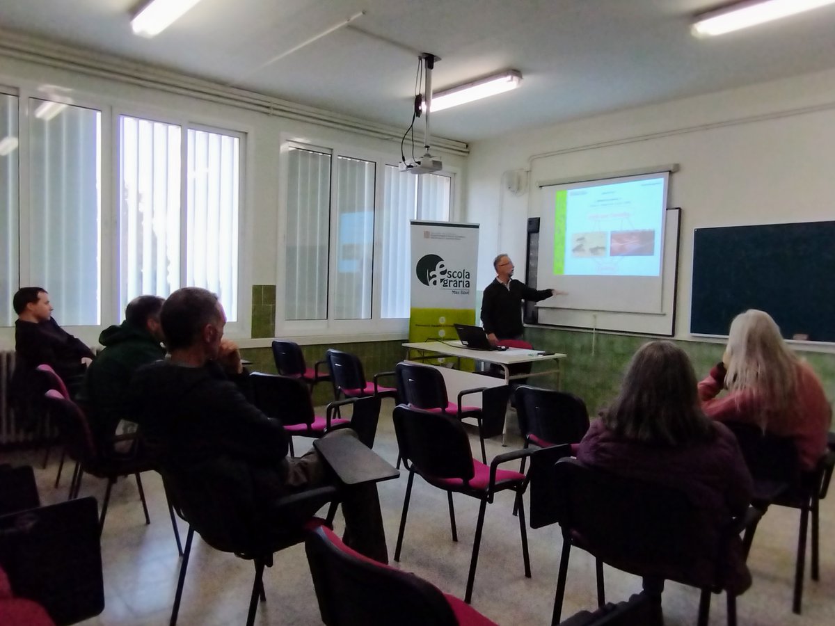 EAMasBove's tweet photo. 🐷 Aquest matí estem fent la sessió presencial del curs a distància #FAD2022 de "Benestar animal en explotacions porcines" 🐖

🤝 Hem comptat amb les explicacions i l'experiència del Sr. Lorenzo Álvarez. Moltíssimes gràcies! 💪 https://t.co/aKONr1nusu