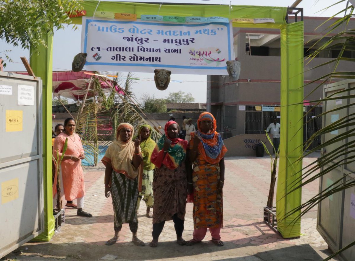 pallavi_baraiya's tweet image. #ગીરસોમનાથઃ પરંપરાગત વેશભૂષામાં સજ્જ સીદી મતદારો: વિધાનસભાચૂંટણીના મહાપર્વમા જિલ્લા ચૂંટણી અધિકારી-કલેક્ટરશ્રી રાજદેવસિંહ ગોહીલના માર્ગદર્શન હેઠળ ૯૧-તાલાલા વિધાનસભા મતવિસ્તારના &apos;વસુધૈવ કુટુમ્બકમ’ની ભાવનાને ઉજાગર કરતું માધુપુર-જાંબુરનું મતદાન મથક 
@CEOGujarat
@collectorgirsom