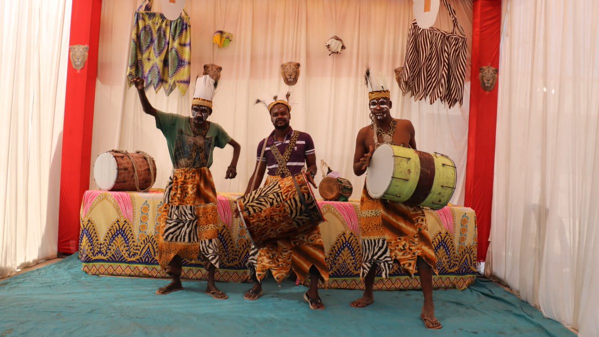 pallavi_baraiya's tweet image. #ગીરસોમનાથઃ પરંપરાગત વેશભૂષામાં સજ્જ સીદી મતદારો: વિધાનસભાચૂંટણીના મહાપર્વમા જિલ્લા ચૂંટણી અધિકારી-કલેક્ટરશ્રી રાજદેવસિંહ ગોહીલના માર્ગદર્શન હેઠળ ૯૧-તાલાલા વિધાનસભા મતવિસ્તારના &apos;વસુધૈવ કુટુમ્બકમ’ની ભાવનાને ઉજાગર કરતું માધુપુર-જાંબુરનું મતદાન મથક 
@CEOGujarat
@collectorgirsom