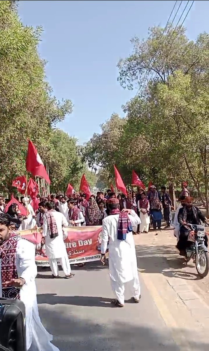 mirzanomanbaig's tweet photo. سنڌ يونيورسٽي ۾ سنڌي ثقافتي ڏهاڙي جي آڙ ۾ ملڪ دشمن نعريبازي قابل مذمت آهي.
انتظاميه کي گهرجي ته يونيورسٽي ۾ موجود ملڪ دشمن عنصرن خلاف فوري ڪارروائي ڪري.
انتظاميا ۽ سڪيورٽي ادارن جي موجودگي ۾ ملڪ دشمن ڪارروايون ڳڻتي جوڳي ڳالهه آهي. https://t.co/66EIYbnPHM