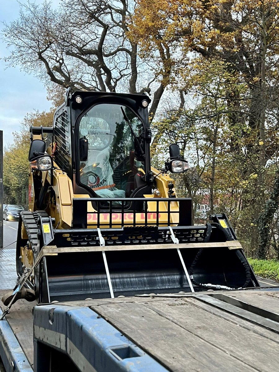 DLTORO_LTD's tweet photo. Santa came early to DL Toro Ltd!

One beautiful new addition to our fleet: 
New caterpillar 259D3 compact truck loader.

Ready to be transported to one of our sites.
Thank you @finning for your excellent service!

@CaterpillarInc @finningcanada https://t.co/3aFGfxsUt9