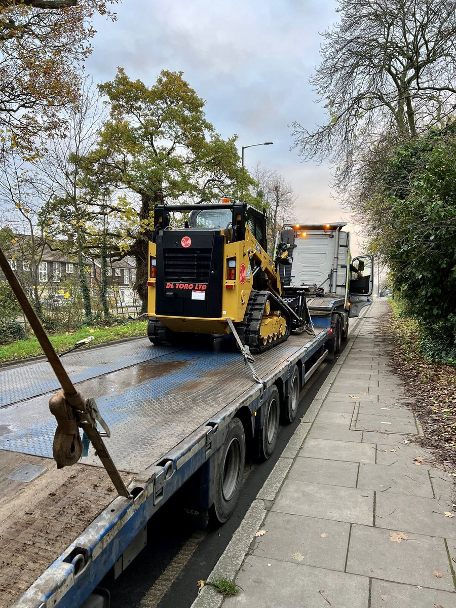 DLTORO_LTD's tweet photo. Santa came early to DL Toro Ltd!

One beautiful new addition to our fleet: 
New caterpillar 259D3 compact truck loader.

Ready to be transported to one of our sites.
Thank you @finning for your excellent service!

@CaterpillarInc @finningcanada https://t.co/3aFGfxsUt9