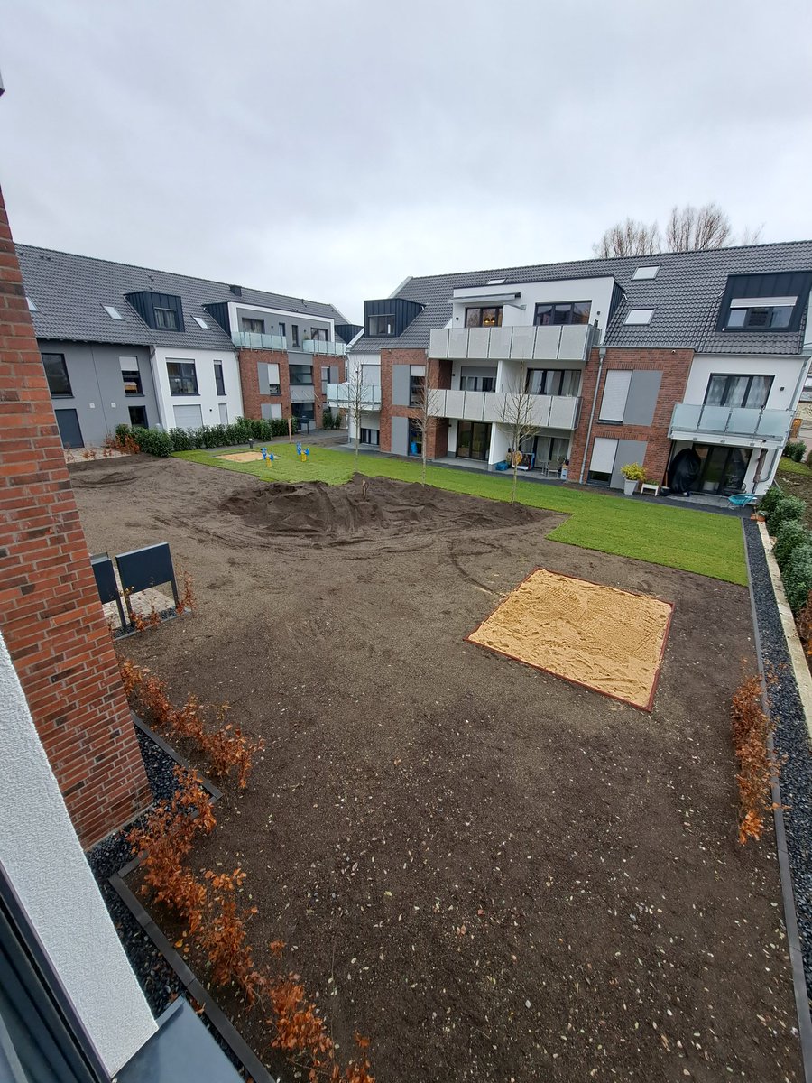 brueckentroll's tweet photo. The housing complex we're moving into has two different owners and one is lagging behind a bit with the landscaping. Makes me feel like we live in a capture the flag map? https://t.co/gi2JecbFYp