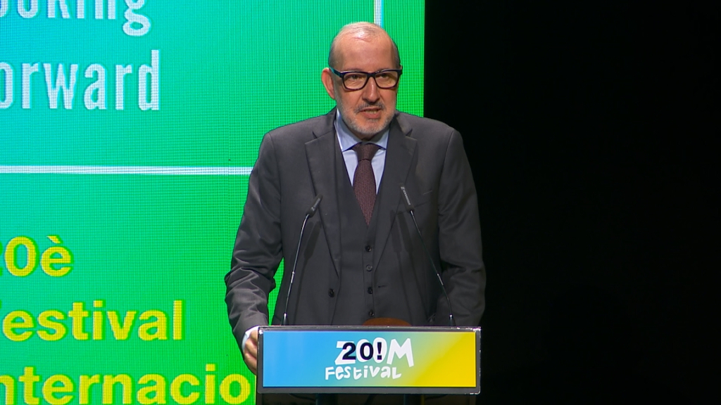 canal_33's tweet photo. 📺📹 Gala de lliurament dels premis del @FestivalZoom, que reconeixen els millors espais de la televisió. Des del Teatre Ateneu d'Igualada i presentada per Ares Teixidó . Entre els guardonats, Antoni Bassas, per la trajectòria
📺 A les 22.45 i a la carta 
https://t.co/xywwqq3Ve8 https://t.co/eiNxsvGAhM