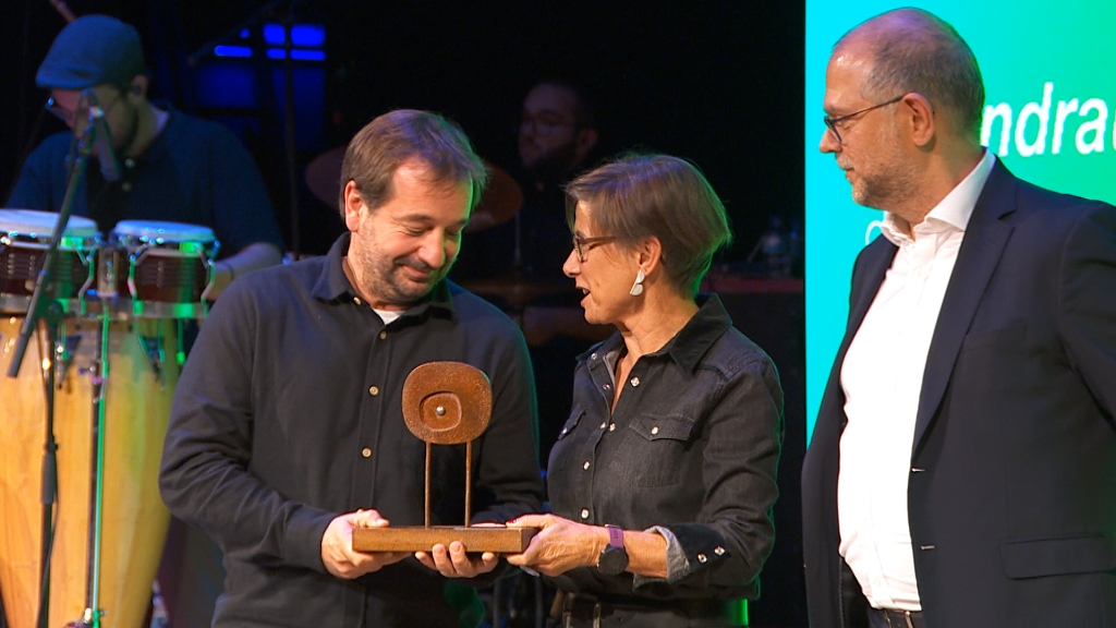 canal_33's tweet photo. 📺📹 Gala de lliurament dels premis del @FestivalZoom, que reconeixen els millors espais de la televisió. Des del Teatre Ateneu d'Igualada i presentada per Ares Teixidó . Entre els guardonats, Antoni Bassas, per la trajectòria
📺 A les 22.45 i a la carta 
https://t.co/xywwqq3Ve8 https://t.co/eiNxsvGAhM