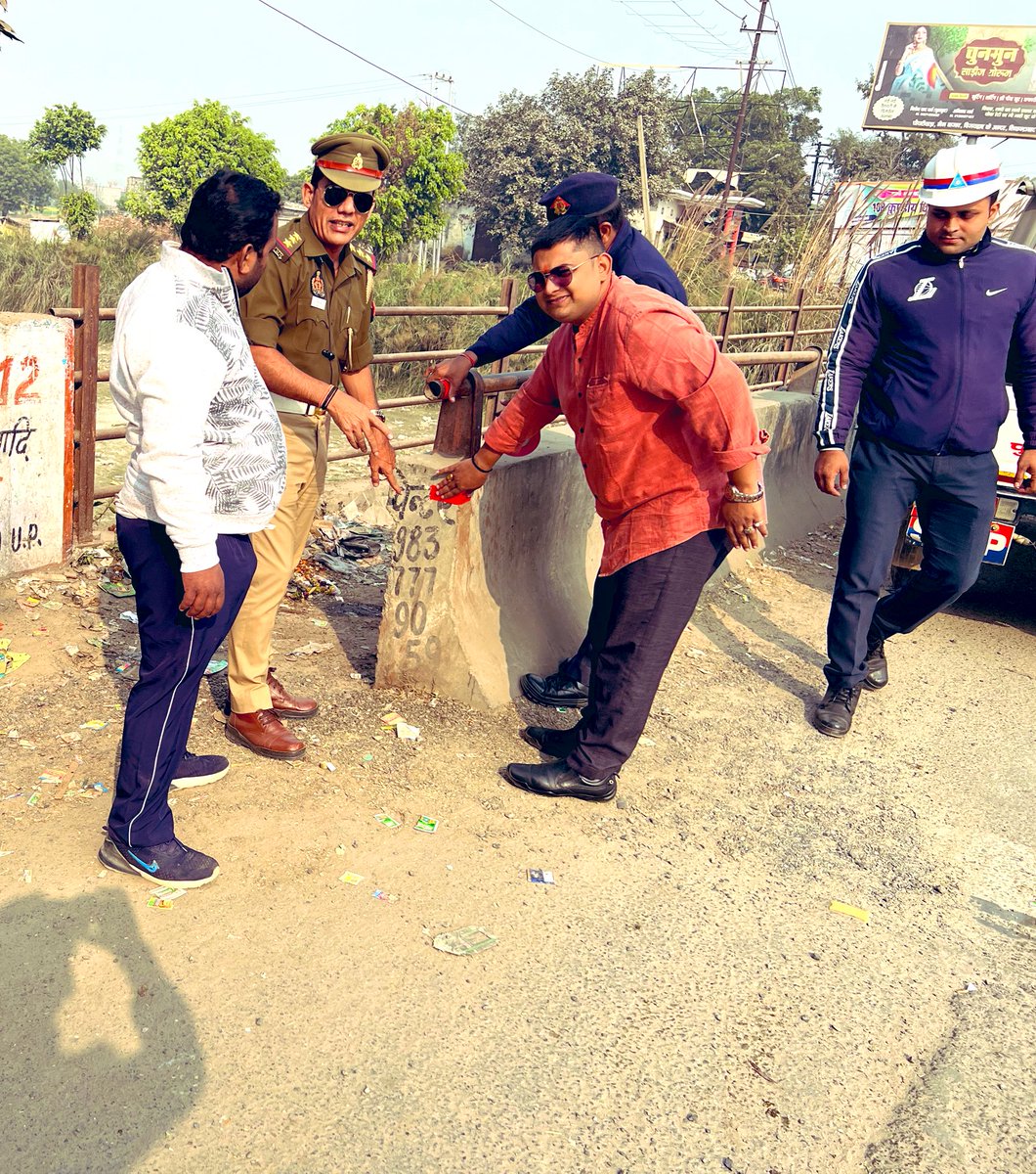 jkpnews1's tweet photo. ग्रेटर नोएडा - खेरली नहर पर यातायात पुलिस द्वारा रात्रि में अंधेरे के कारण होने वाली दुर्घटना के बचाव में नगर के पुल एवं ट्रॉली के पीछे रात्रि रिफलेक्टर लगाए गए । इस अवसर पर TI दुष्यंत राणा,को० विमल कुमार,को०मुकुल कुमार,को०पुष्पेंद्र कुमार मौजूद रहे @noidapolice @noidatraffic https://t.co/qaL4mCylOu