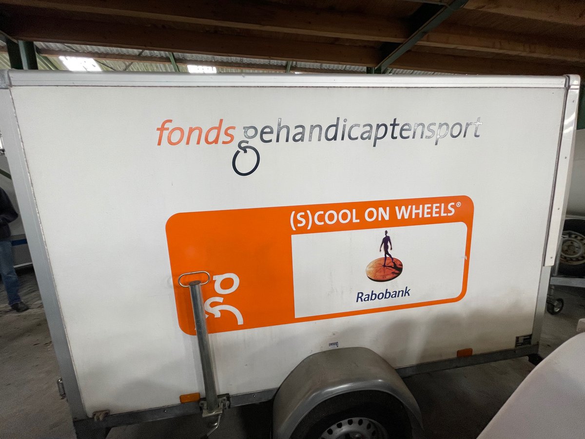 ‼️ 𝗚𝗘𝗦𝗧𝗢𝗟𝗘𝗡 ‼️

Vanochtend is één van (𝗦)𝗖𝗼𝗼𝗹 𝗼𝗻 𝗪𝗵𝗲𝗲𝗹𝘀 𝗮𝗮𝗻𝗵𝗮𝗻𝗴𝗲𝗿𝘀 (kenteken 35-WD-FS) met twaalf nieuwe rolstoelen ter waarde van €𝟰𝟱.𝟬𝟬𝟬 gestolen in de omgeving Oss. Wij vragen iedereen alert te zijn en dit bericht te retweeten.