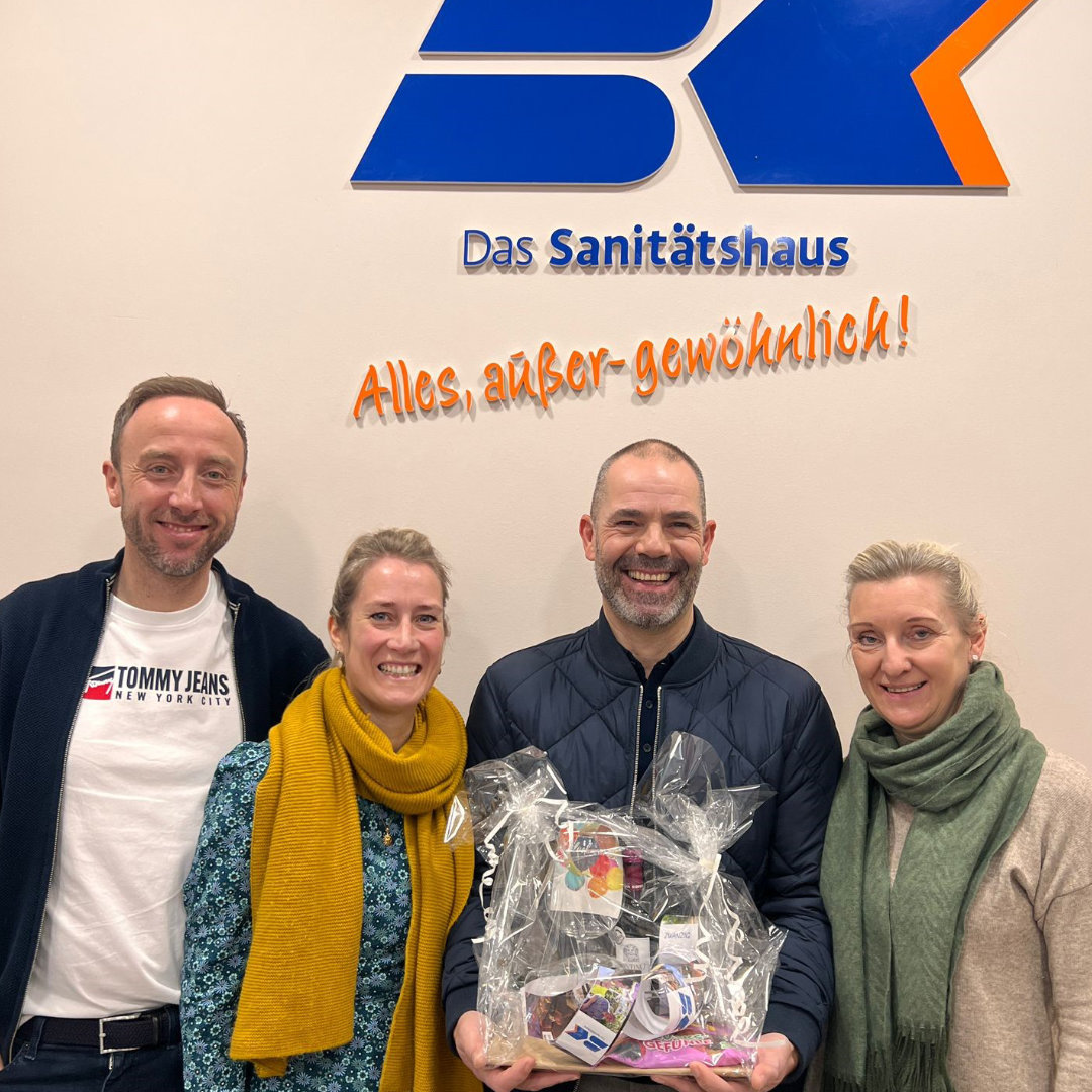 BK_GmbH's tweet photo. 🎉🎊🎈 20 Jahre BK ! Herzlichen Glückwunsch, Axel und vielen Dank für deinen jahrelangen Einsatz bei #bksanitätshaus 💙🧡 #jobliebe #20jahre #jubiläum https://t.co/4UfUlaI3Mr