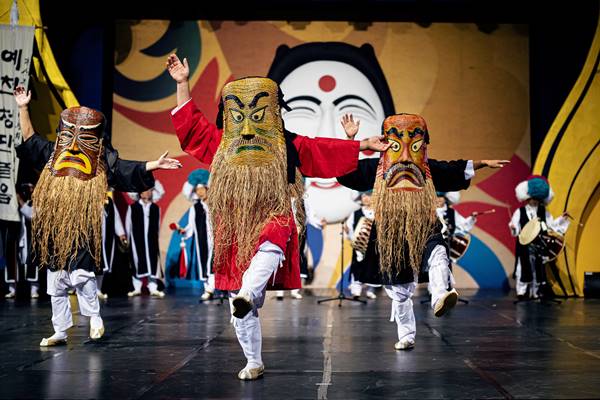 frenchkbs's tweet photo. [JOURNAL] #talchum #탈춤 #danse #patrimoine #Unesco
Le « talchum », la danse théâtrale masquée coréenne, est inscrite sur la liste du patrimoine culturel immatériel de l'Unesco
👁 Lire sur https://t.co/eOkfrmCDzA https://t.co/4tiJgIfkmB