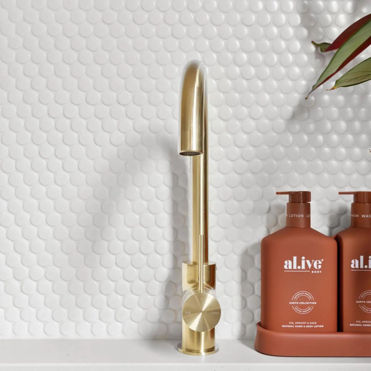 Hemoontapware01's tweet photo. Against the white wall, the brushed gold faucet of this Mecca series is extraordinarily dazzling, which is why Brushed gold Mecca is sooooo popular! https://t.co/wqbmWTjvfj