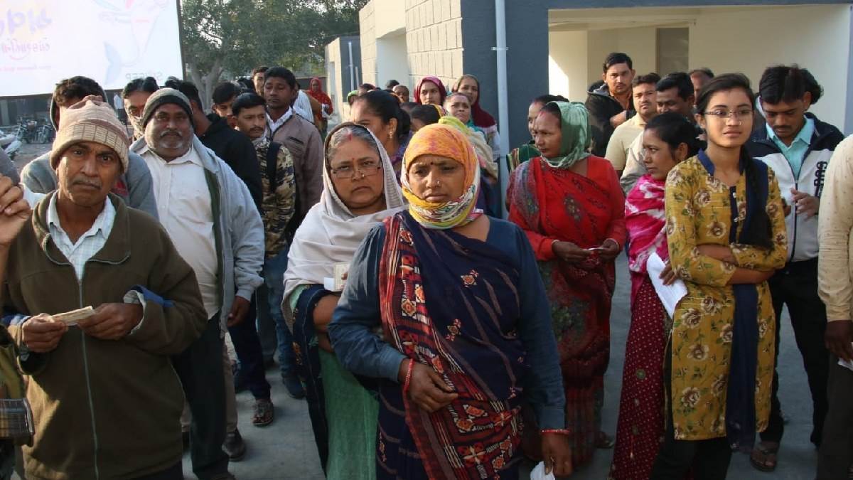 JantantraTv's tweet photo. ➡️गुजरात चुनाव में दोपहर एक बजे तक 34.48 फीसदी मतदान हुआ।
#GujratElection2022 #Election2022 #electiondays #VotingDay #votingtoday #Gujarat #JantantraTV https://t.co/JpBflVuc2K