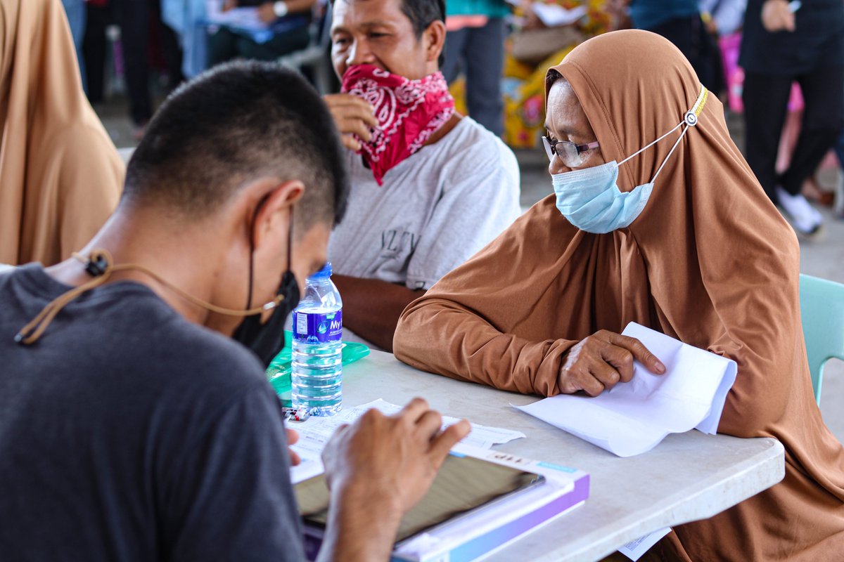 unicefphils's tweet photo. The emergency cash transfers will help vulnerable households in Maguindanao recover from the impact of Severe Tropical Storm #PaengPH (#Nalgae). As of 29 November 2022, 534 out of the total 2,185 households have received payouts. 
@AusAmbPH @dfat @BangsamoroGovt https://t.co/j3j3P8flBf