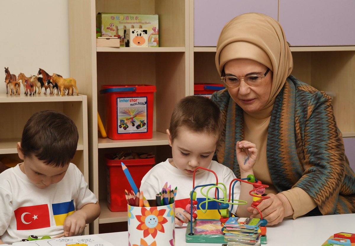 EmineErdogan's tweet photo. Rehabilitasyon süreçleri devam eden çocuklarımızı mutlu görmek içimizi rahatlattı. Eğitim ve sağlık başta olmak üzere her alanda ihtiyaçlarının karşılanması için büyük bir özen gösteriliyor.
Olena Zelenska Hanımefendi’nin emaneti emin ellerde. @ZelenskaUA @UKRinTR https://t.co/4oRqc7dbcd