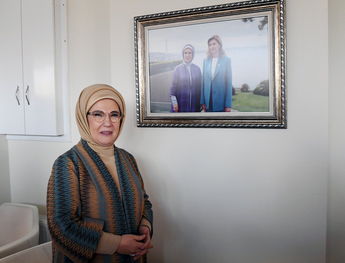 EmineErdogan's tweet photo. Rehabilitasyon süreçleri devam eden çocuklarımızı mutlu görmek içimizi rahatlattı. Eğitim ve sağlık başta olmak üzere her alanda ihtiyaçlarının karşılanması için büyük bir özen gösteriliyor.
Olena Zelenska Hanımefendi’nin emaneti emin ellerde. @ZelenskaUA @UKRinTR https://t.co/4oRqc7dbcd