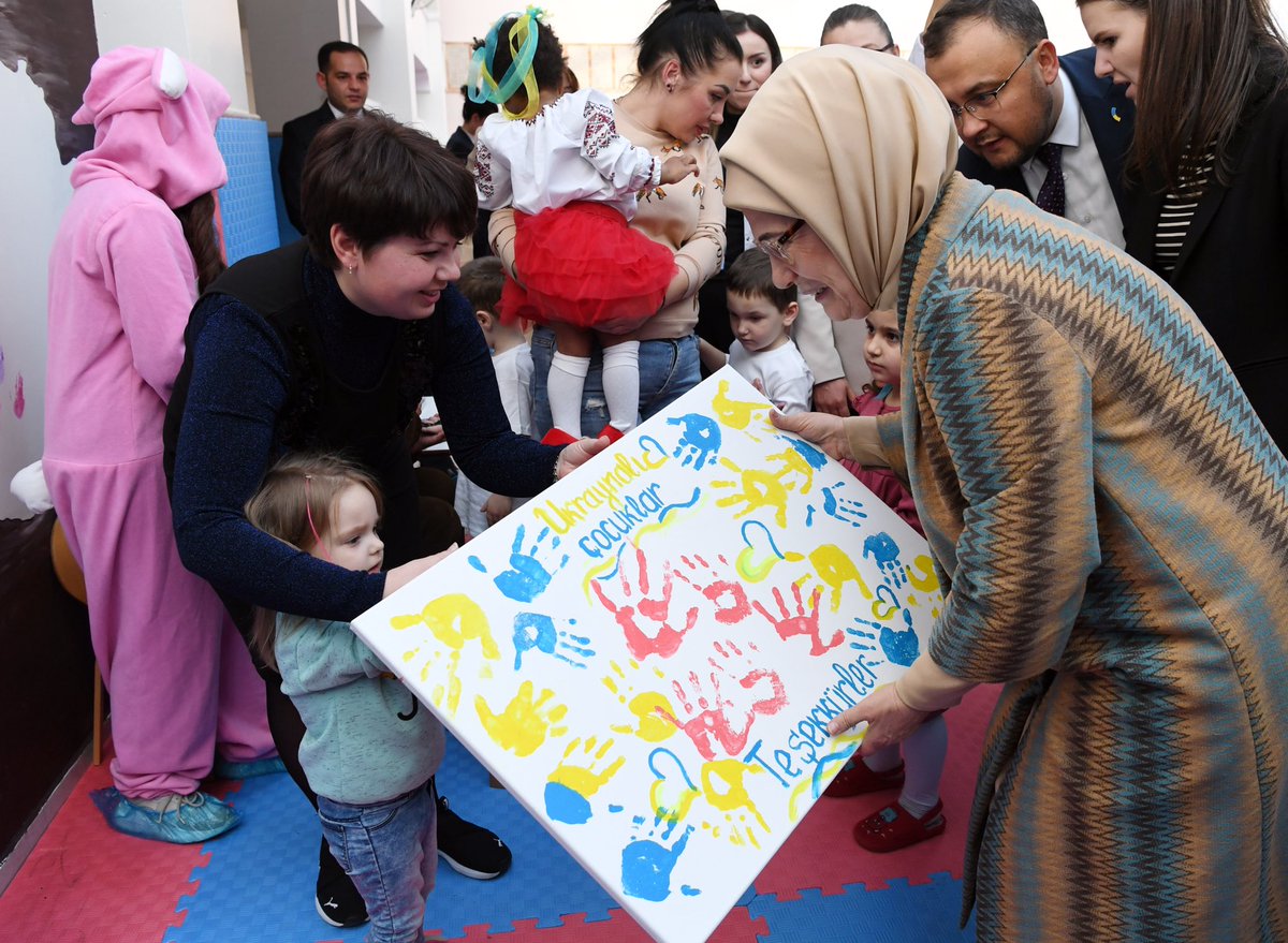 EmineErdogan's tweet photo. Rehabilitasyon süreçleri devam eden çocuklarımızı mutlu görmek içimizi rahatlattı. Eğitim ve sağlık başta olmak üzere her alanda ihtiyaçlarının karşılanması için büyük bir özen gösteriliyor.
Olena Zelenska Hanımefendi’nin emaneti emin ellerde. @ZelenskaUA @UKRinTR https://t.co/4oRqc7dbcd