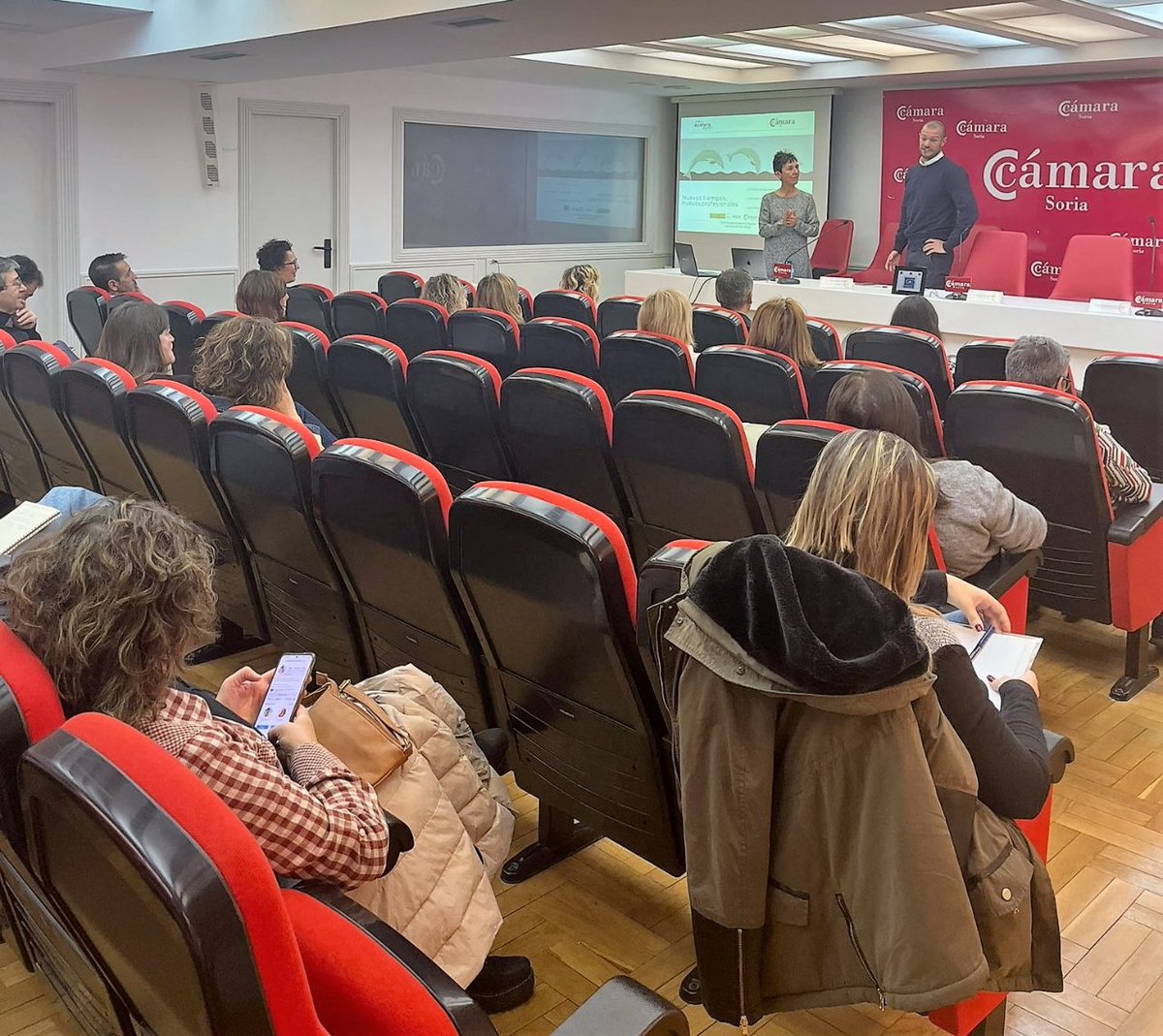 Aprendiendo sobre las oportunidades de negocio que surgen gracias a las nuevas tecnologías, con Sandra Romero @reinventharse y ejemplos de empresas sorianas que los están haciendo francamente bien: <a href="/trofeosromero/">Trofeos Romero's</a>  y @soriasonrie #oficinaacelerapyme de Soria