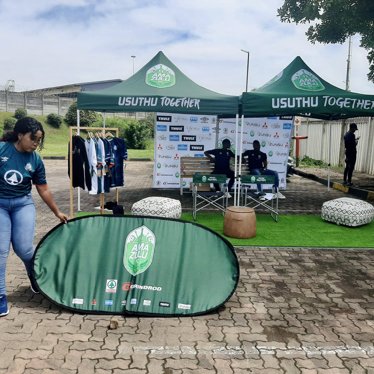 VumaFM's tweet photo. We live at the Spar distribution centre for the Spar #OwnTheStreet Promotion with @AmaZuluFootball. 

For every R100 you spend per transaction @ any SUPERSPAR, SPAR, KWIKSPAR, SPAR Express, SaveMor &amp; Tops, you will receive a sticker. Promotion available @ KZN stores.

#VumaFM https://t.co/tYi34ImwGt