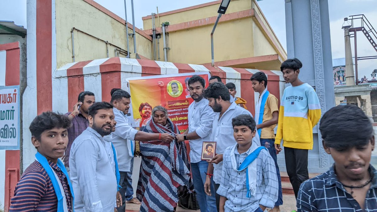 TVKHQ_Erode's tweet photo. *தளபதி* அவர்களின் உத்தரவின்படி  
அகில இந்திய பொது செயலாளர் *புஸ்ஸி N ஆனந்த் அவர்கள் நல்வழியில்
பெருந்துறை ஒன்றிய இளைஞரணி  தலைமையில் பனி மற்றும் குளிர்காலம் என்பதால் இன்று காலை (01.12.2022) சாலை ஓரம் வசிக்கும் *ஏழை எளியவர்களுக்கு *போர்வை* வழங்கப்பட்டது.@TVMIoffl @actorvijay sir https://t.co/bQVoyR1ceI