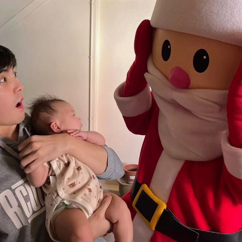 derrickhoh's tweet photo. Full caption here https://t.co/OwImSbGak2 - "It's #December which means Christmas is coming! Santa came visit early to give #NoriHoh early presents for her first Christmas!
#christmasmonth #firstchristmas #mothercaresg #cutesanta" https://t.co/BuTZaBmdZt