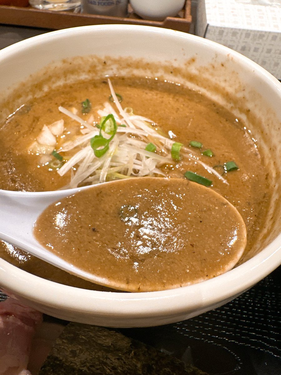 prepretender515's tweet photo. 今日は自家製麺つけそば九六龍ヶ崎店に行ってきました。
特製濃厚鶏魚介つけそば（700g）激ウマでした(≧∀≦)
濃厚だけど後味すっきりなバランスですげぇ食べやすいね！
酢橘やニンニク、激辛で味変できていろいろ楽しめそう。
今日も食い過ぎました。 https://t.co/kn57fOAHwu