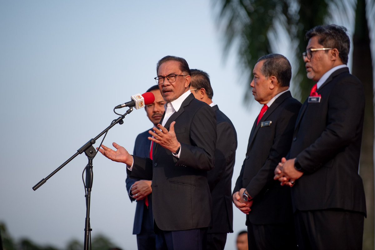 Saya ingin mengingatkan semua pihak agar tidak memberi sebarang cenderahati kepada saya dan budaya ini mesti dihentikan.