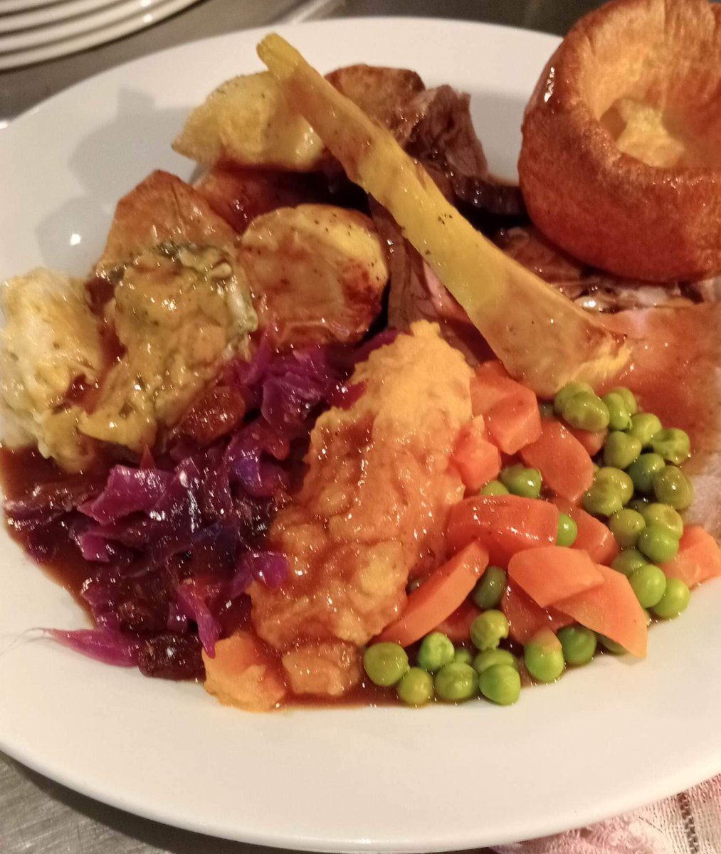 Book now for this Sunday lunch by
✉️ refectory@stdavidscathedral.org.ok 
📞 01437 720202
📩 direct message on Facebook page 

Turkey and beef with all the trimmings! 

#therefectory #stdavidsrefectory