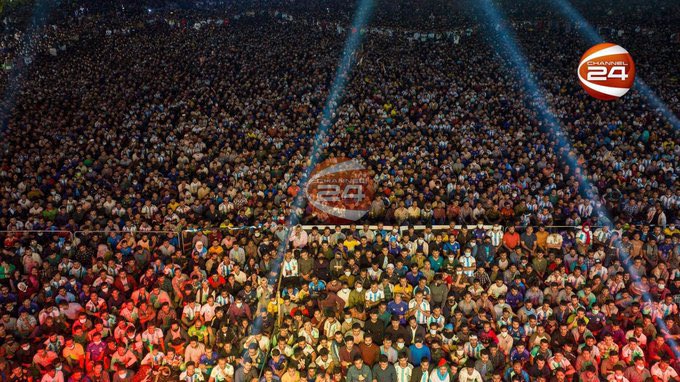 Mundo de Conflicto | 📍دكا، بنغلاديش.

50 ألف شخص تابع وشجع منتخب الأرجنتين ضد بولندا في ساعات متأخرة من الليل 🤯

🇦🇷🇧🇩