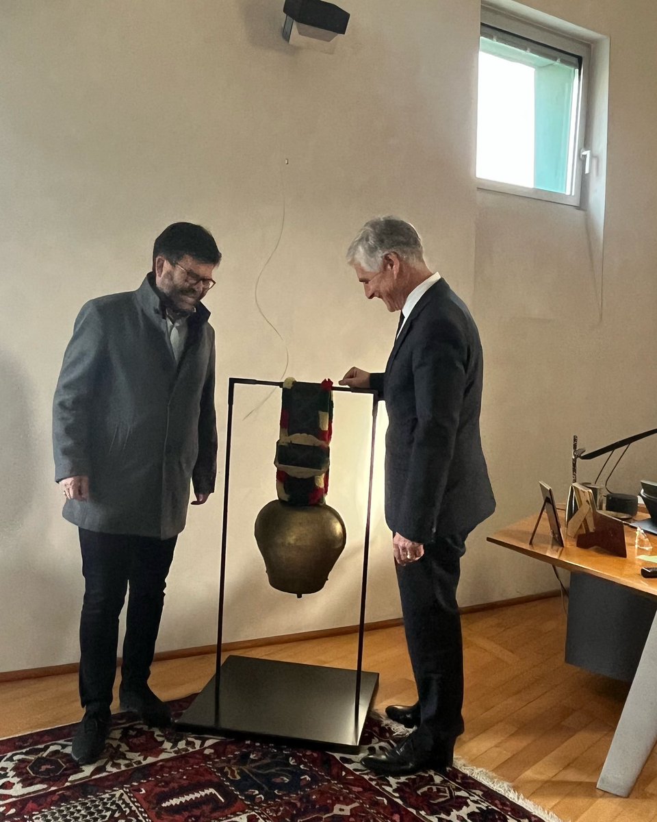 LinhartBMEIA's tweet photo. Bürgermeister von #Hittisau #GerhardBeer, Obmann des Tourismusverbandes Bregenzerwald, zu Besuch an unserer Botschaft @AustriainDE; Bregenzerwald ist beliebte Urlaubsdestination vieler deutscher Touristen.
@visitbregenzerwald @visitVorarlberg @Oesterreich_de
#RefocusAustria https://t.co/nH0CMZpB74