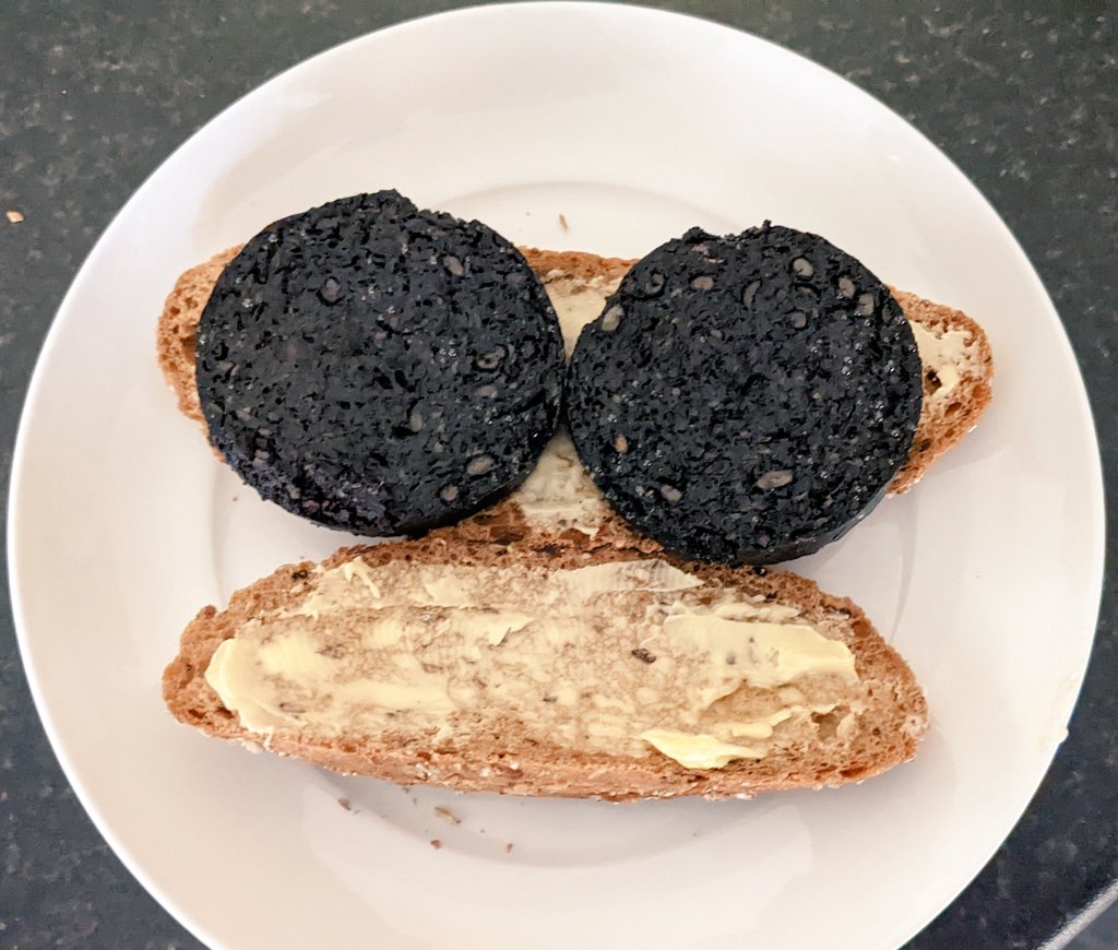 surpriseddh's tweet photo. My #blackpudding #sandwich looks shady and shocked to see me.  What you been up to black pudding sarnie?
🤔
#pareidolia #iseefaces #thingswithfaces #iseefaceseverywhere #iseefacesinthestrangestplaces #shades https://t.co/d8qmm3XTtw
