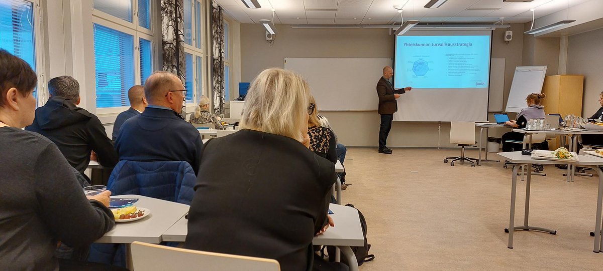 JAMK_fi's tweet photo. #SIXNET roadshow rantautui tänään Jamkiin - aiheena resilientti valmistava teollisuus ⚙ @KarjalaisenMika mukaan huoltovarmuuskriittisten toimijoiden kyberturvallisuusuhkiin varautuminen rakentaa resilienssiä yhteiskuntaan ja sen toimintoihin. #kyberturvallisuus @BusinessJKL https://t.co/uyGx9gh9Fk