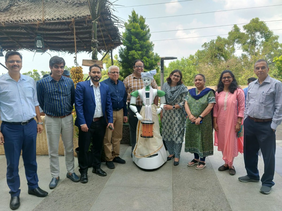 AnantBhan's tweet photo. While in @MVKochi for a @BIRAC_2012 #SPARSH Fellowship Workshop, we met with #SayaBot- a customizable humanoid service robot by @ASIMOV_Robotics who welcomed us with traditional drumbeats as well 😀 https://t.co/bs7Wso14MM