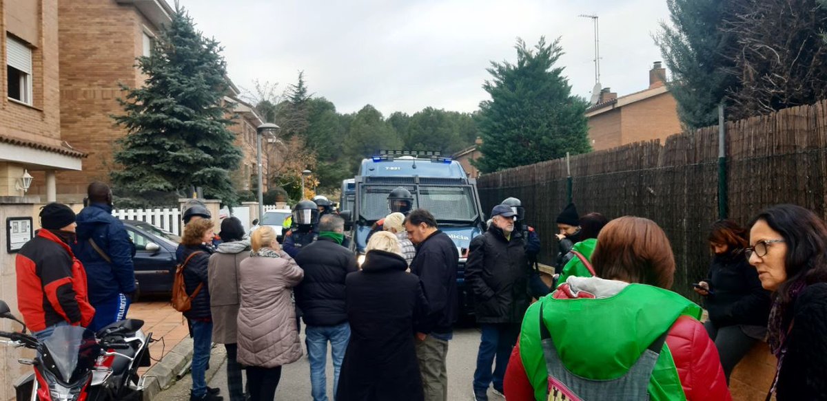 PAHC_Sabadell's tweet photo. Mossos ens han tret de la porta mentre esperen que arribi la comitiva judicial per executar el desnonament.

El Paquito i la seva famíli fa anys que demanen un lloguer social a casa seva https://t.co/sYV1RQQecH