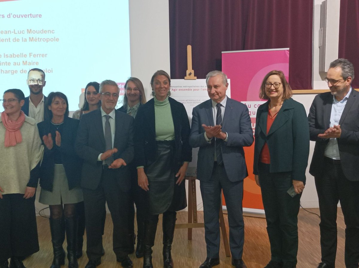 JUSSIEU_secours's tweet photo. Rencontre entre Jean-François RASTEAU, Directeur #JUSSIEUsecours Occitanie et Jean Luc MOUDENC Maire de Toulouse et Isabelle FERRER Adjointe en charge de l’emploi dans le cadre de la signature d’un partenariat avec le Plan Local #Insertion et #Emploi #insertionpro #ambulanciers https://t.co/QrSzbPAP5e