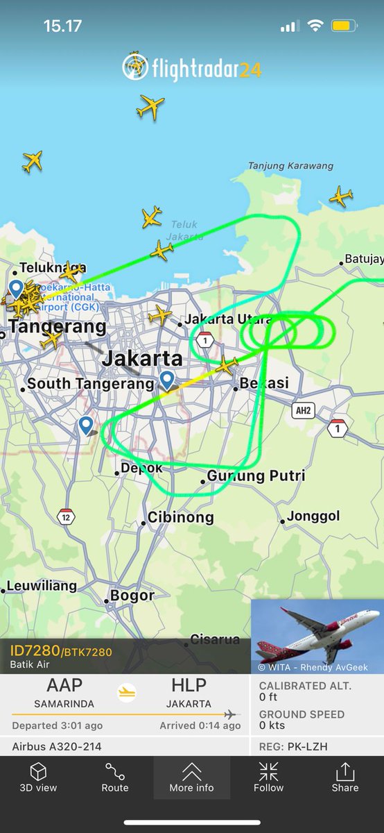tb_rizky's tweet photo. Pertama kalinya panik naik pesawat. Gagal landing 3x di Halim, terus dialihkan ke Soetta. Penerbangan @BatikAirID ID 7280 Samarinda-Jakarta. Masih harus ambil bagasi di Halim hiks. https://t.co/q8FYVBjhSI