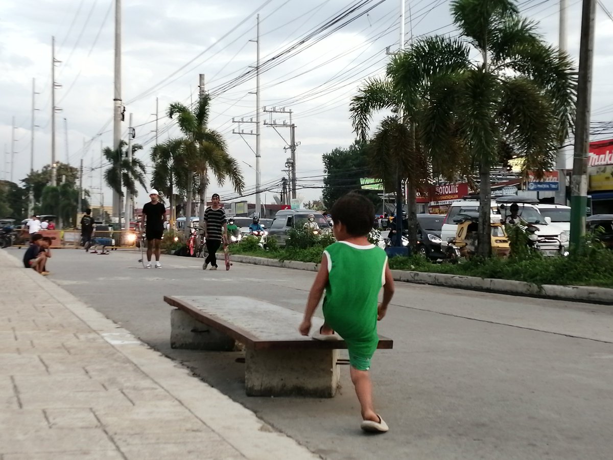 peys_josefina's tweet photo. LOOK: Skateboarders from different barangays gathered in front of Malolos City hall to practice their skateboarding tricks.
#TalariaLinkDigital
#WingedStories
#DigitalJournalism
#TaraSkateboardTayo https://t.co/ihQhGRNLJc