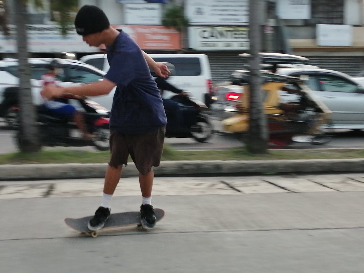 peys_josefina's tweet photo. LOOK: Skateboarders from different barangays gathered in front of Malolos City hall to practice their skateboarding tricks.
#TalariaLinkDigital
#WingedStories
#DigitalJournalism
#TaraSkateboardTayo https://t.co/ihQhGRNLJc