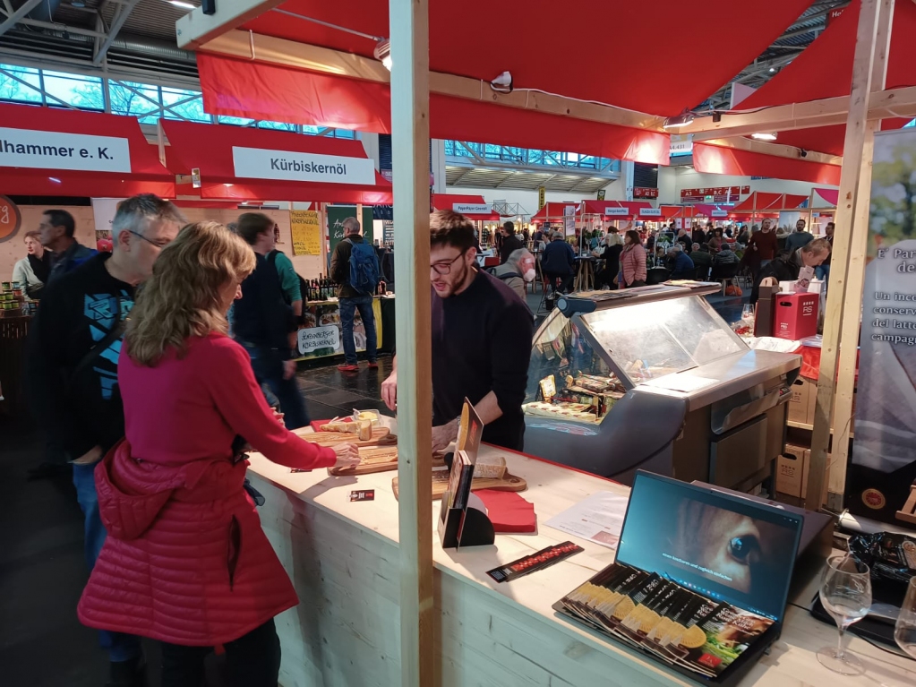 consvaccherosse's tweet photo. Anche oggi siamo pronti ad accogliervi al nostro stand del #foodandlife di Monaco di Baviera. 
Vi aspettiamo nell'area A4.431, fino a domenica: passate a trovarci ❤️ https://t.co/BlTgHfajEO