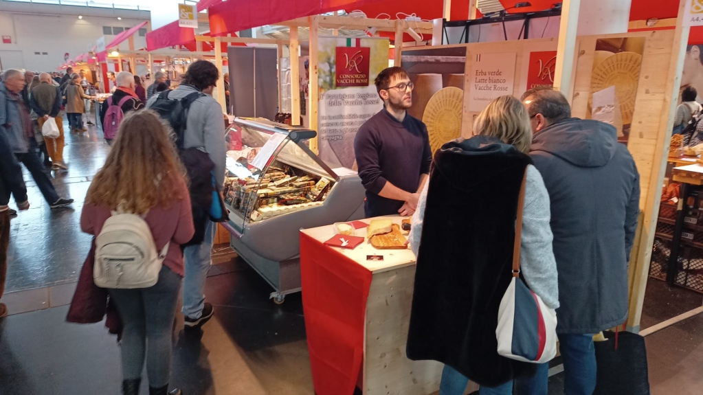 consvaccherosse's tweet photo. Anche oggi siamo pronti ad accogliervi al nostro stand del #foodandlife di Monaco di Baviera. 
Vi aspettiamo nell'area A4.431, fino a domenica: passate a trovarci ❤️ https://t.co/BlTgHfajEO