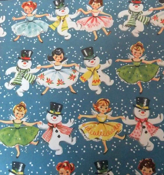 昔のクリスマスプレゼント用の包装紙の女の子たちが可憐すぎて胸が苦しい。こんな可愛いのにみんなビリビリ破いて捨てられてしまったのかな。 
