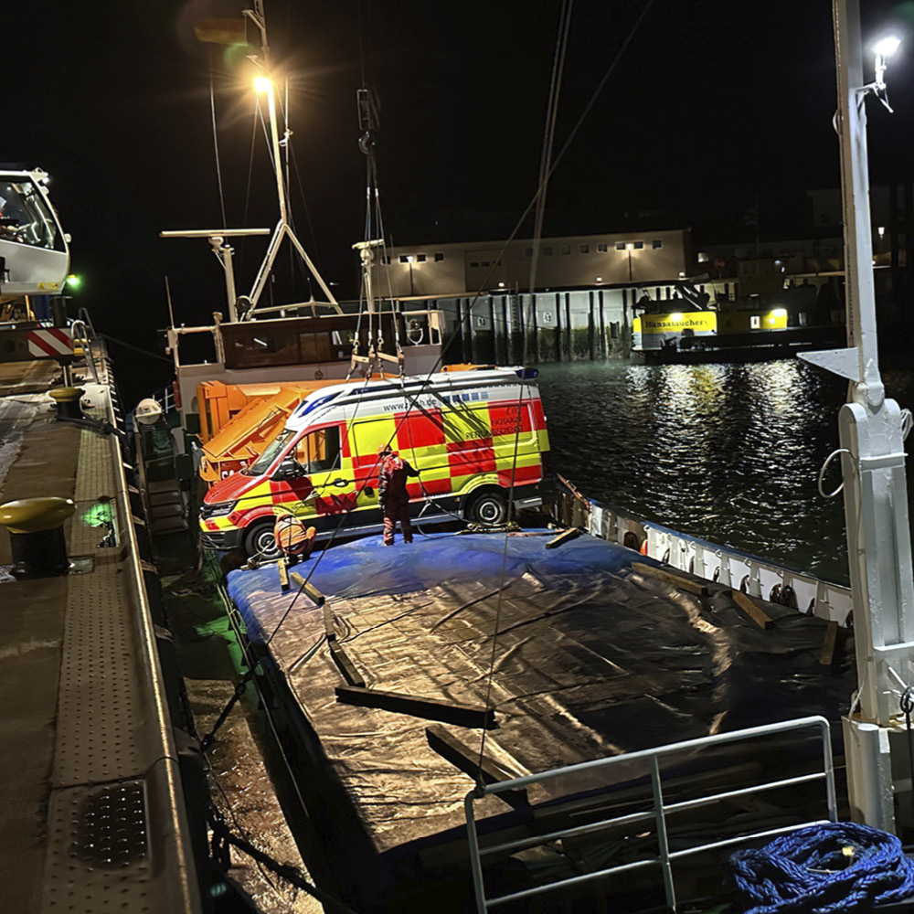 Rettungsdienst's tweet photo. Vollelektrischer Rettungswagen auf Helgoland (Fotos: RKiSH)
Mehr auf https://t.co/3hwP7sevB8 | #Rettungsdienst #Notfallsanitäter #Rettungsassistent #Rettungssanitäter #Notarzt #Notärztin #ERTW #Helgoland #RKiSH #Rettungswagen
https://t.co/sTDwYpLg9L https://t.co/N3yEv3ZPQQ