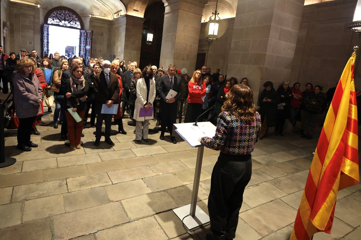 parlamentcat's tweet photo. La vicepresidenta primera, @albaverges, i la vicepresidenta segona, @assumptaescarp, han participat a l’acte institucional, que s'ha fet aquest matí al Palau de la Generalitat.

🔗 Manifest del #DiaMundialSida  https://t.co/gG1KQP4NKq  

#ZeroEstigma #ZeroVIH https://t.co/PFshJEUZvb
