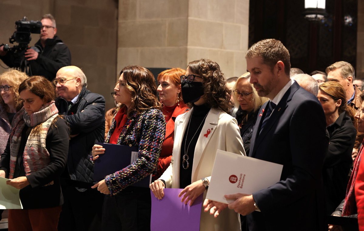 parlamentcat's tweet photo. La vicepresidenta primera, @albaverges, i la vicepresidenta segona, @assumptaescarp, han participat a l’acte institucional, que s'ha fet aquest matí al Palau de la Generalitat.

🔗 Manifest del #DiaMundialSida  https://t.co/gG1KQP4NKq  

#ZeroEstigma #ZeroVIH https://t.co/PFshJEUZvb