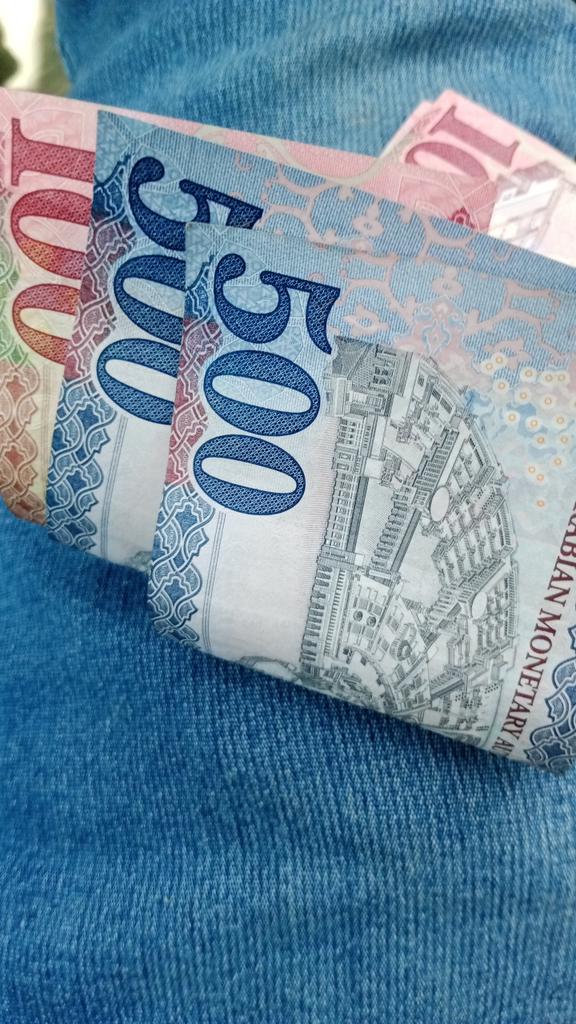 زائر جيزان 29 نحيف وسيم رجولي كاش للحلو الفخم احتاج فخم وحلو يسولي مساج ويريحني وله كاش اهم شي الكتمان والسريه التامه واحترام الخصوصيه الجاد خاص بصوره واوصافه غير كذا لاتزعجني