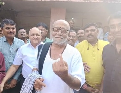 Collectorbhav's tweet photo. Respected Morari Bapu cast his vote at 99-Mahuva AC. Morari Bapu also encourage people to vote.
@CEOGujarat @ECISVEEP @SpokespersonECI #GujaratElections2022 #AVSAR #FreeAndFairElections #PowerOfOneVote #GoVote2022 #NoVoterToBeLeftBehind https://t.co/rIUSgVAvNa
