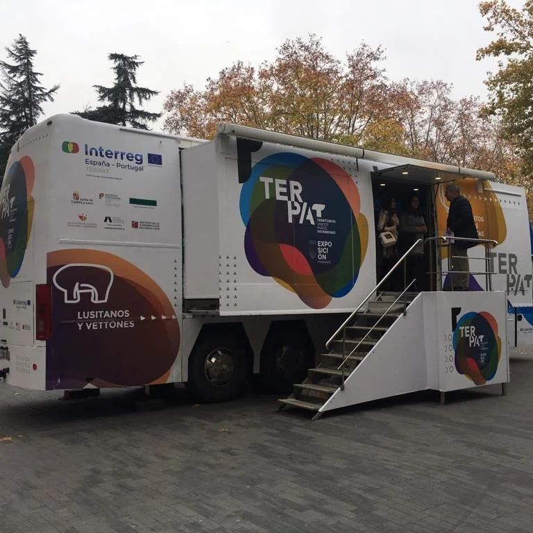patrimoniojcyl's tweet photo. Arranca el viaje del autobús #TERPAT para acercar al público al #PatrimonioCultural, apostando por el uso de nuevas tecnologías
📍 Hoy llega a Medina de Rioseco
Puedes consultar qué recorridos realizará el autobús hasta el 20 de diciembre en 👉🏽 https://t.co/rLNbCEJceA https://t.co/7MhZug6oQv