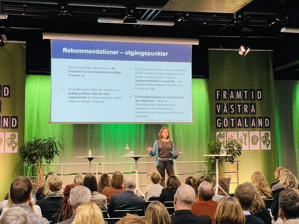 MariaJ_vgr's tweet photo. Frances Sprei ordförande för forskarrådet för klimatomställning presentar rådets rekommendationer inom transport. Rapporten publiceras 15/12. #framtidvg https://t.co/VwOKuTulh3 https://t.co/FWI3nIBLnM